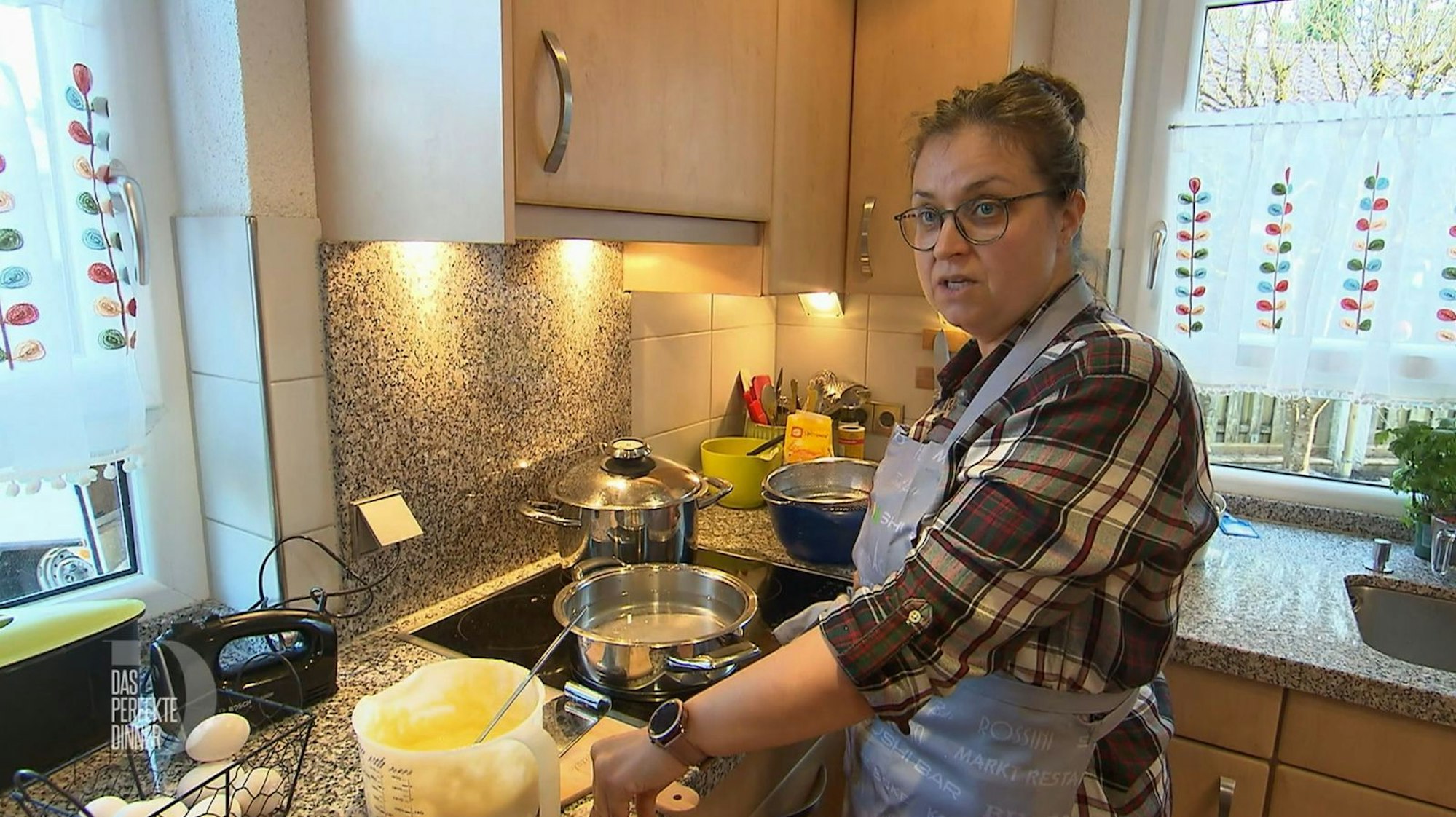 Ihre Gäste schätzen Melanie (48) als „echte schwäbische Hausfrau“ ein - und sie wird dem Ruf gerecht (Bild: RTL)
