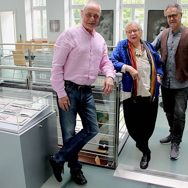 Die drei Vorstandsmitglieder lehnen sich an die Schaukästen in einem Ausstellungsraum des Kunst-Forums in der Alten Schule in Gemünd.