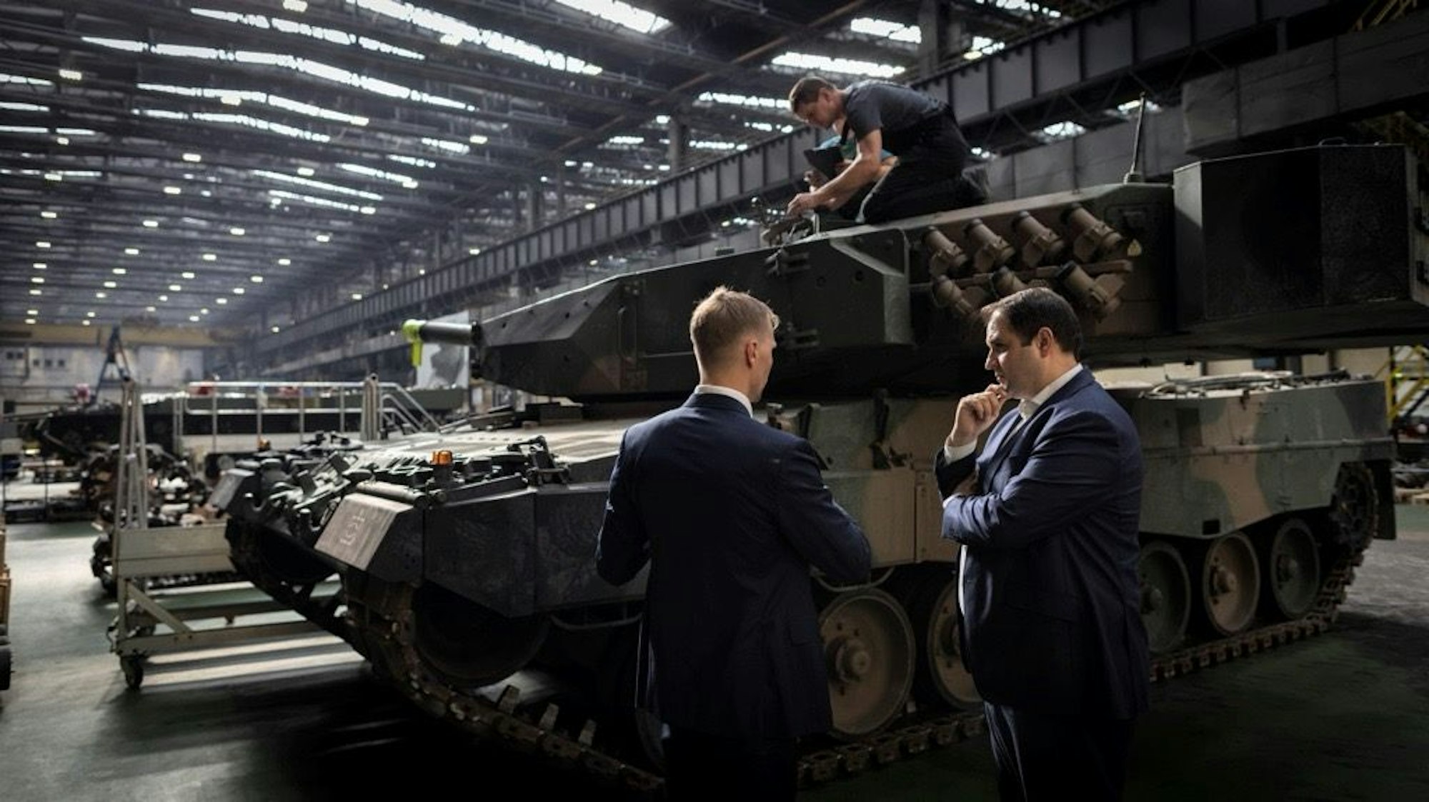 Nathanael Liminski vor Panzern in Polen