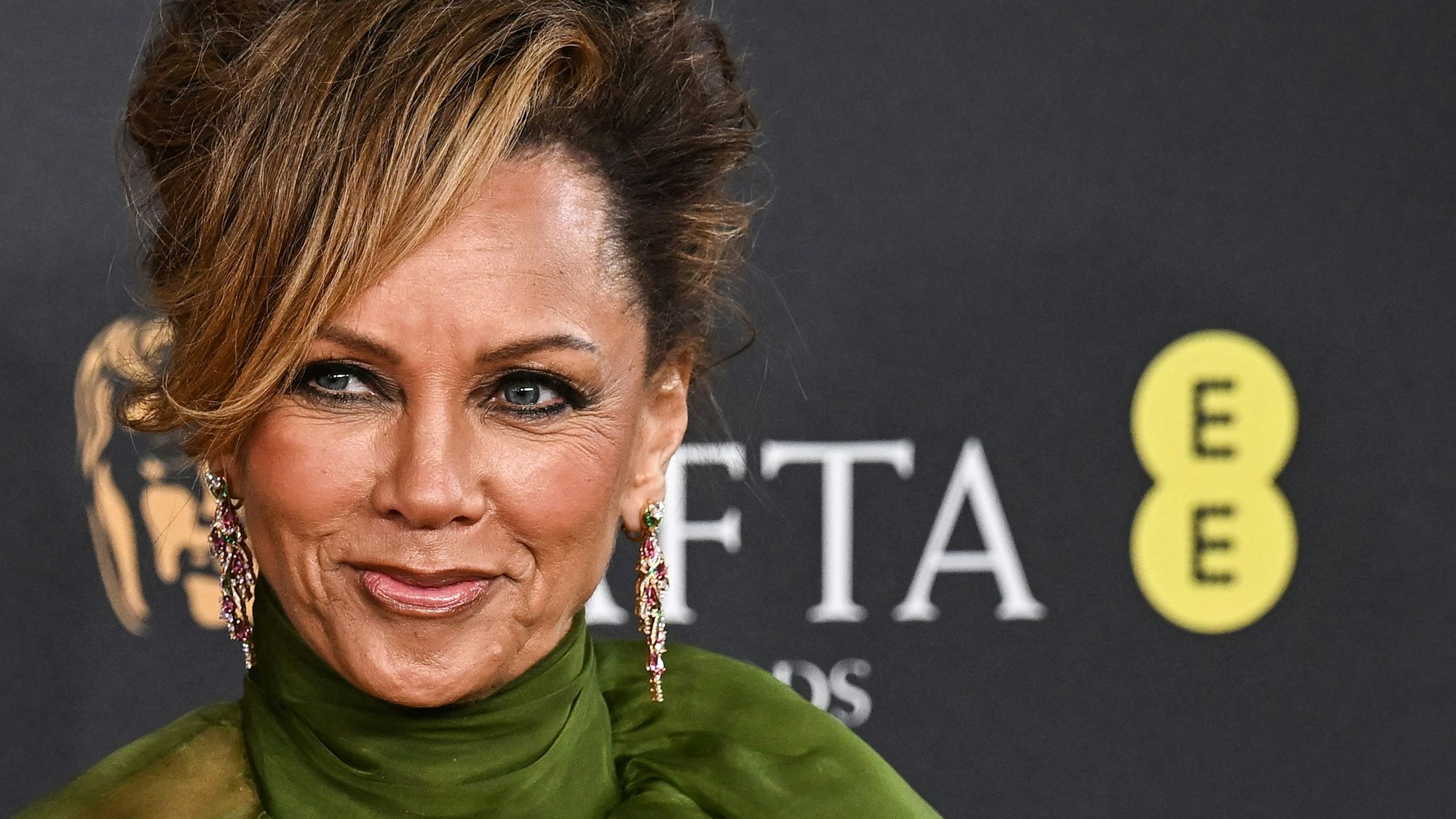 Vanessa Williams weiß auch mit über 60 noch, wie man den roten Teppich erobert – hier bei den BAFTA Awards 2025 in London.