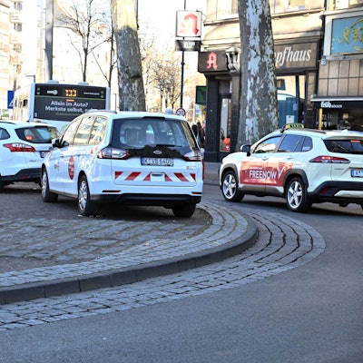 Zu sehen sind Fahrzeuge der Kölner Verkehrsbetriebe (KVB), die auf dem Kreisverkehr am Chlodwigplatz parken.