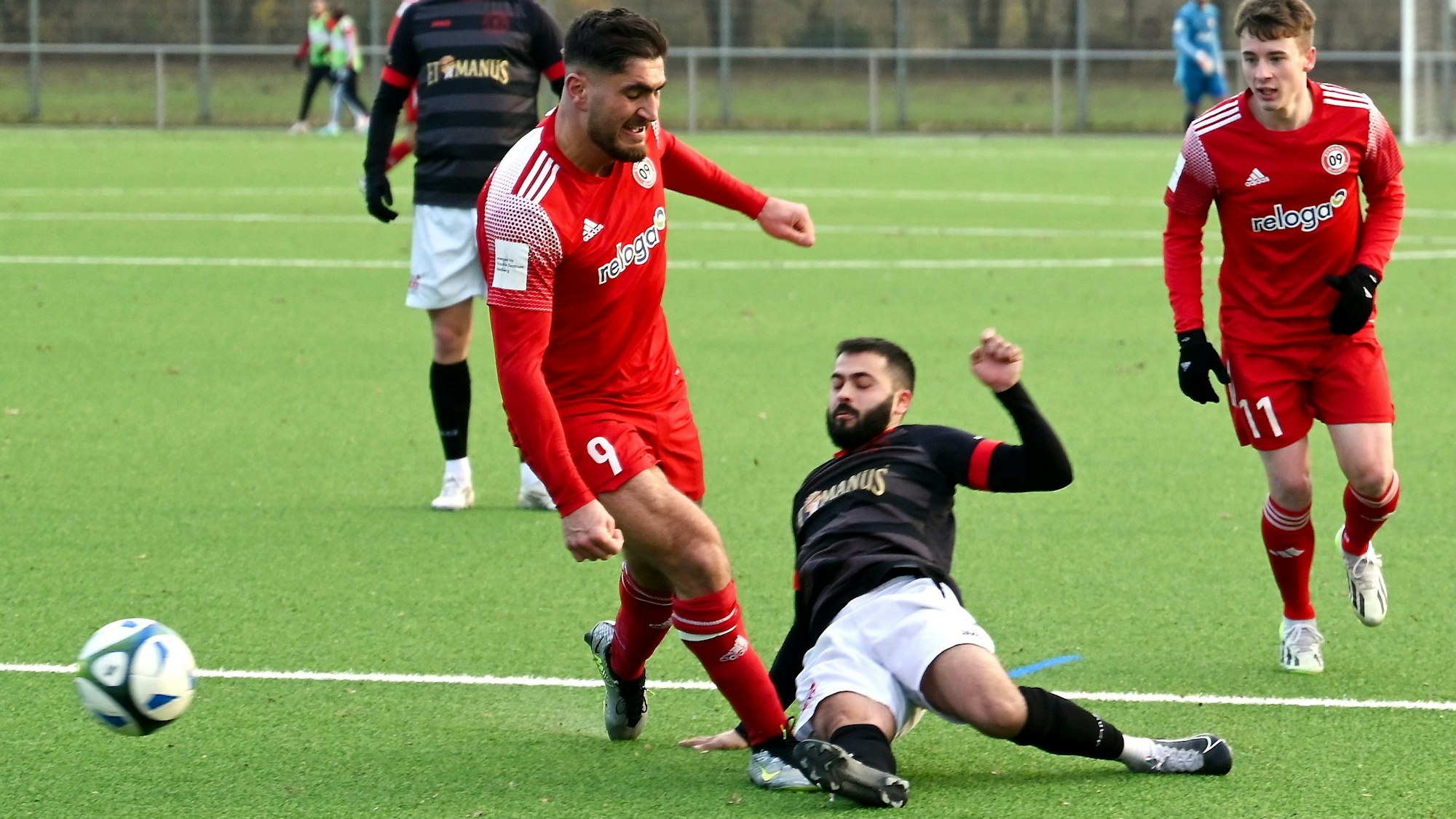 03.12.2023, Fussball-SpVg. Porz-SV Bergisch Gladbach
Gero Pletto (Porz) klärt vor Metin Kizil (Gladbach)
Foto: Uli Herhaus