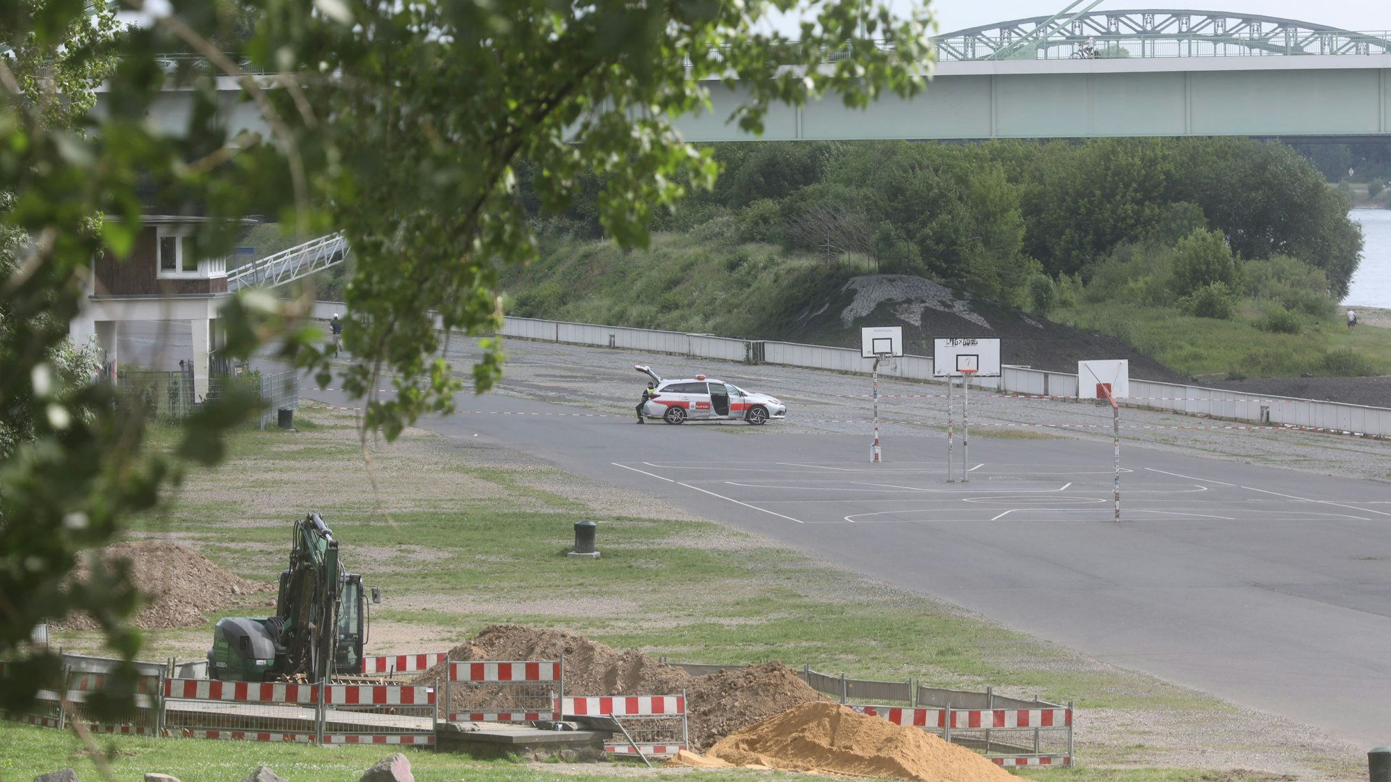 02.02.2025, Köln: Auf der Deutzer Werft wurden drei Weltkriegsbomben gefunden. Die Entschärfung soll am Mittwoch stattfinden, von den Evakuierungen sind dann 20.000 Anwohner betroffen. Foto: Arton Krasniqi