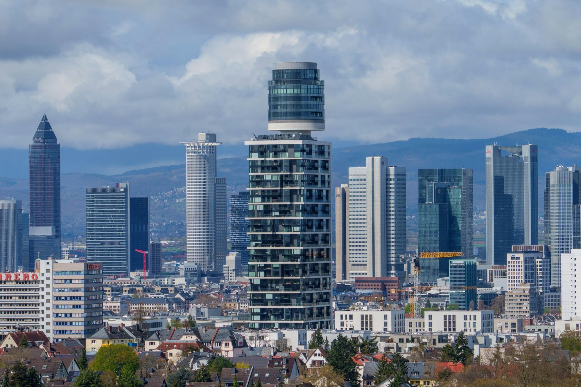 Der Neue Henninger-Turm, ein Wohnhochhaus, im Frankfurter Süden. (Archivbild)