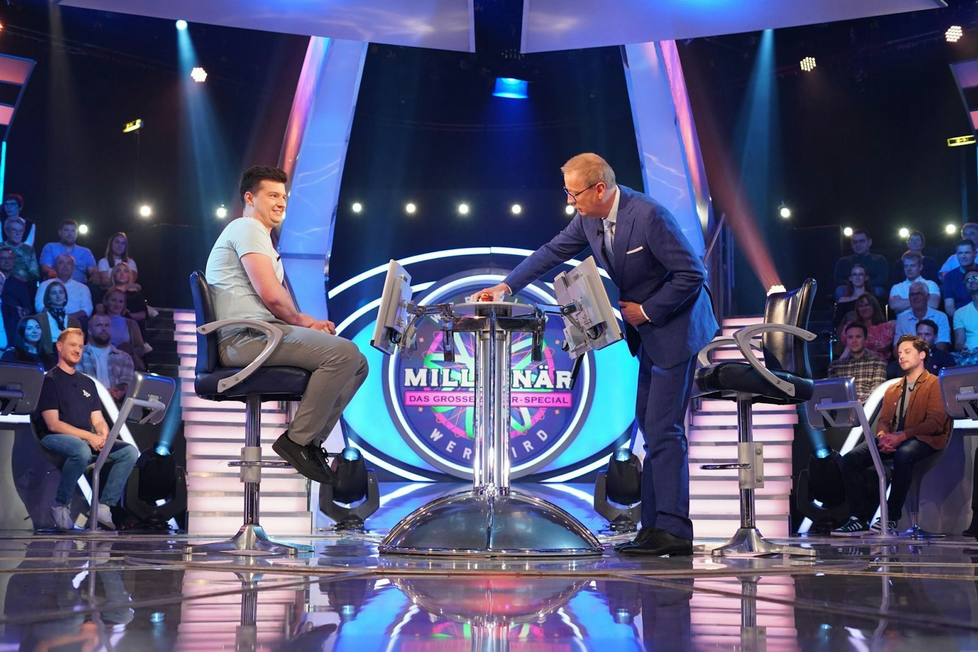 Software-Entwickler Florian Sauerbeck hatte einen Glücksbringer dabei. Er erspielte eine Viertelmillion. (Bild: RTL / Stefan Gregorowius)