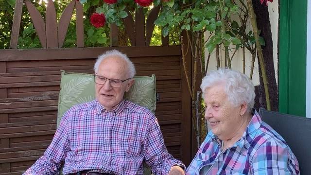 Christine Maria und Franz Strack sitzen gerne in ihrem Garten.