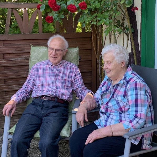Christine Maria und Franz Strack sitzen gerne in ihrem Garten.