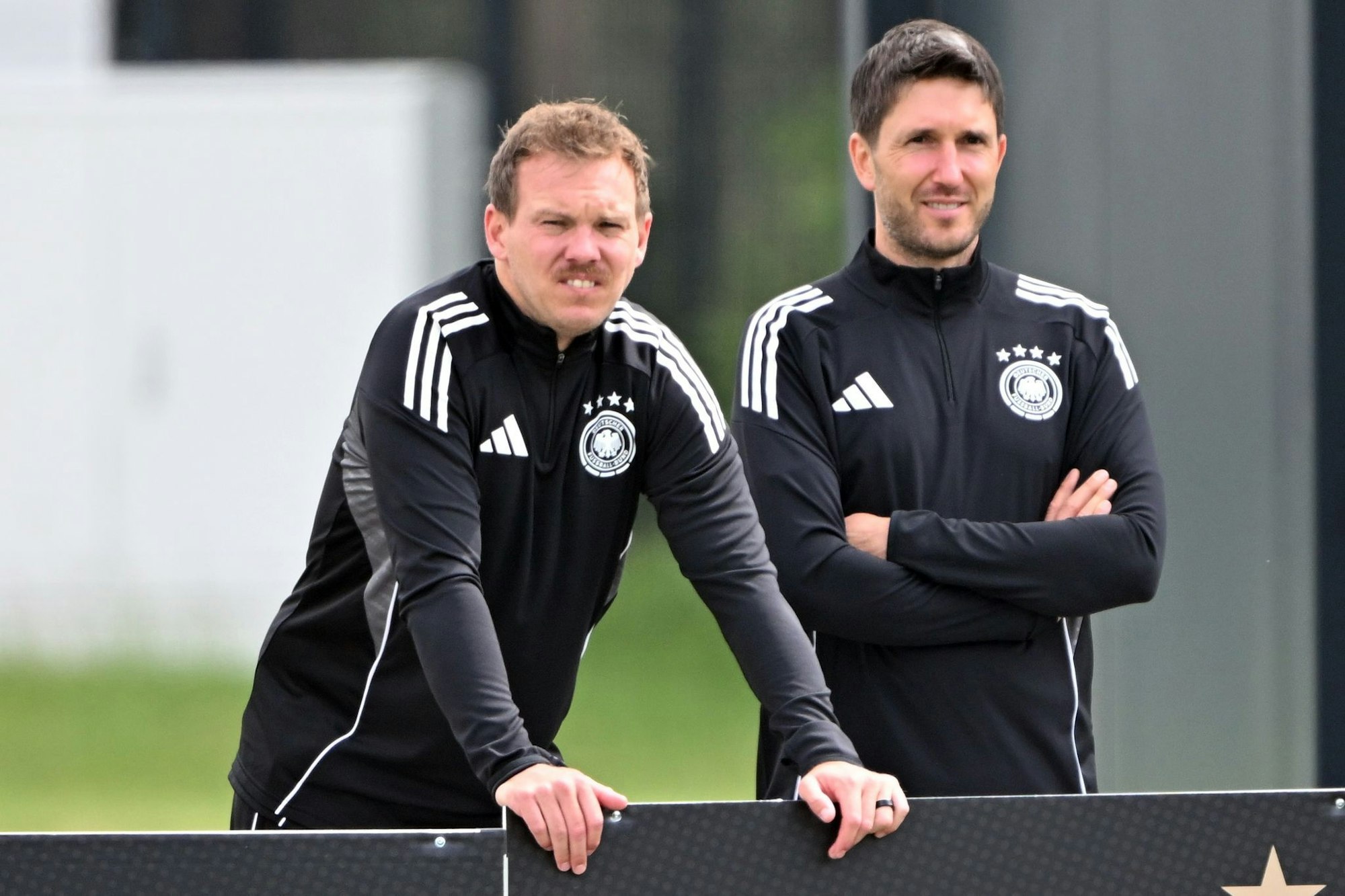 Julian Nagelsmann (l) schaut beim letzten Training nochmal genau hin. Neben ihm Assistent Benjamin Glück.