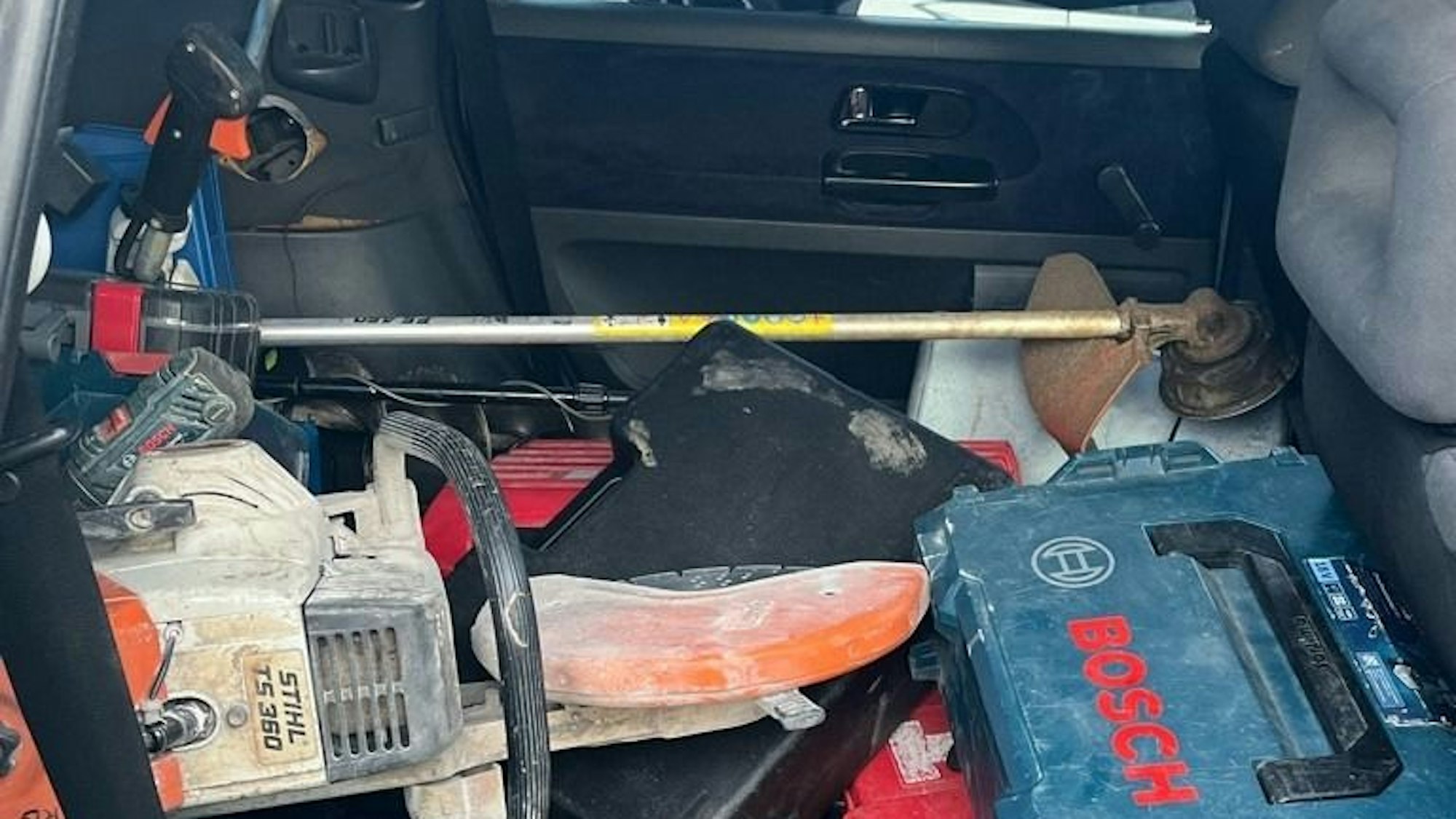 Sichergestellte Baumaschinen und Werkzeuge nach Festnahmen wegen des Verdachts des besonders schweren Falls des Diebstahls in Hagen.