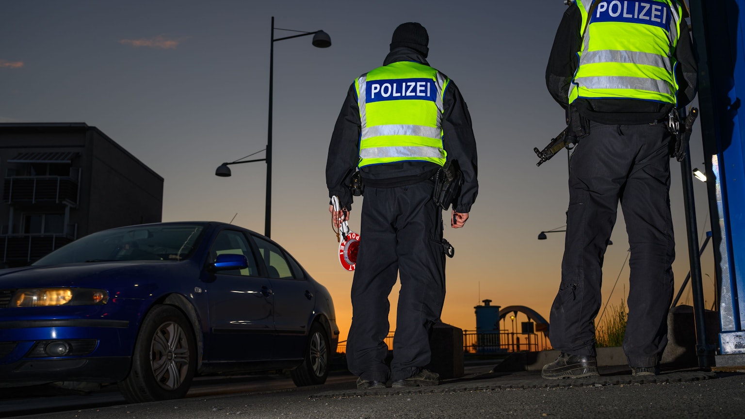ARCHIV - 11.05.2025, Brandenburg, Frankfurt (Oder): Beamte der Bundespolizei stehen am frühen Morgen bei der Einreisekontrolle am deutsch-polnischen Grenzübergang Stadtbrücke. (zu dpa: «Flüchtlingsrat nach Beschluss: Regierung agiert «beschämend»») Foto: Patrick Pleul/dpa +++ dpa-Bildfunk +++
