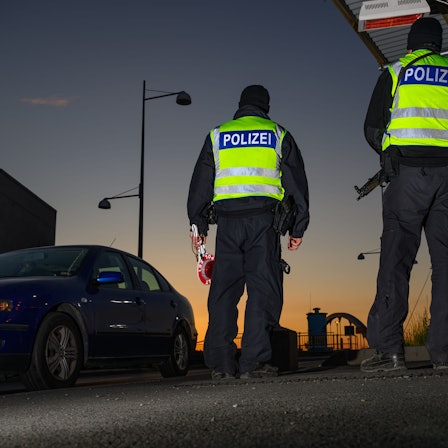 ARCHIV - 11.05.2025, Brandenburg, Frankfurt (Oder): Beamte der Bundespolizei stehen am frühen Morgen bei der Einreisekontrolle am deutsch-polnischen Grenzübergang Stadtbrücke. (zu dpa: «Flüchtlingsrat nach Beschluss: Regierung agiert «beschämend»») Foto: Patrick Pleul/dpa +++ dpa-Bildfunk +++