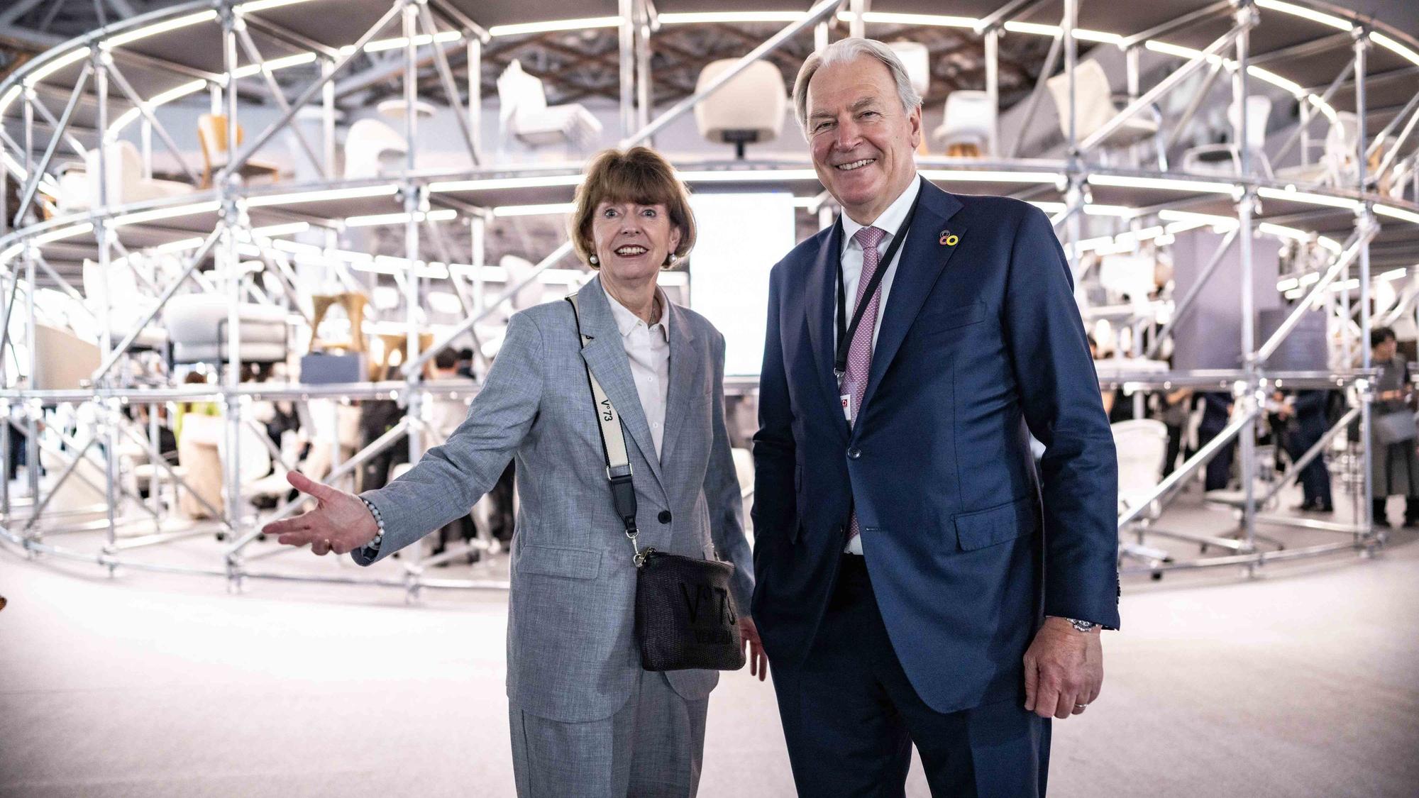 Kölns Oberbürgermeistern Henriette Reker und Messechef Gerald Böse haben die Orgatec in Japan eröffnet.