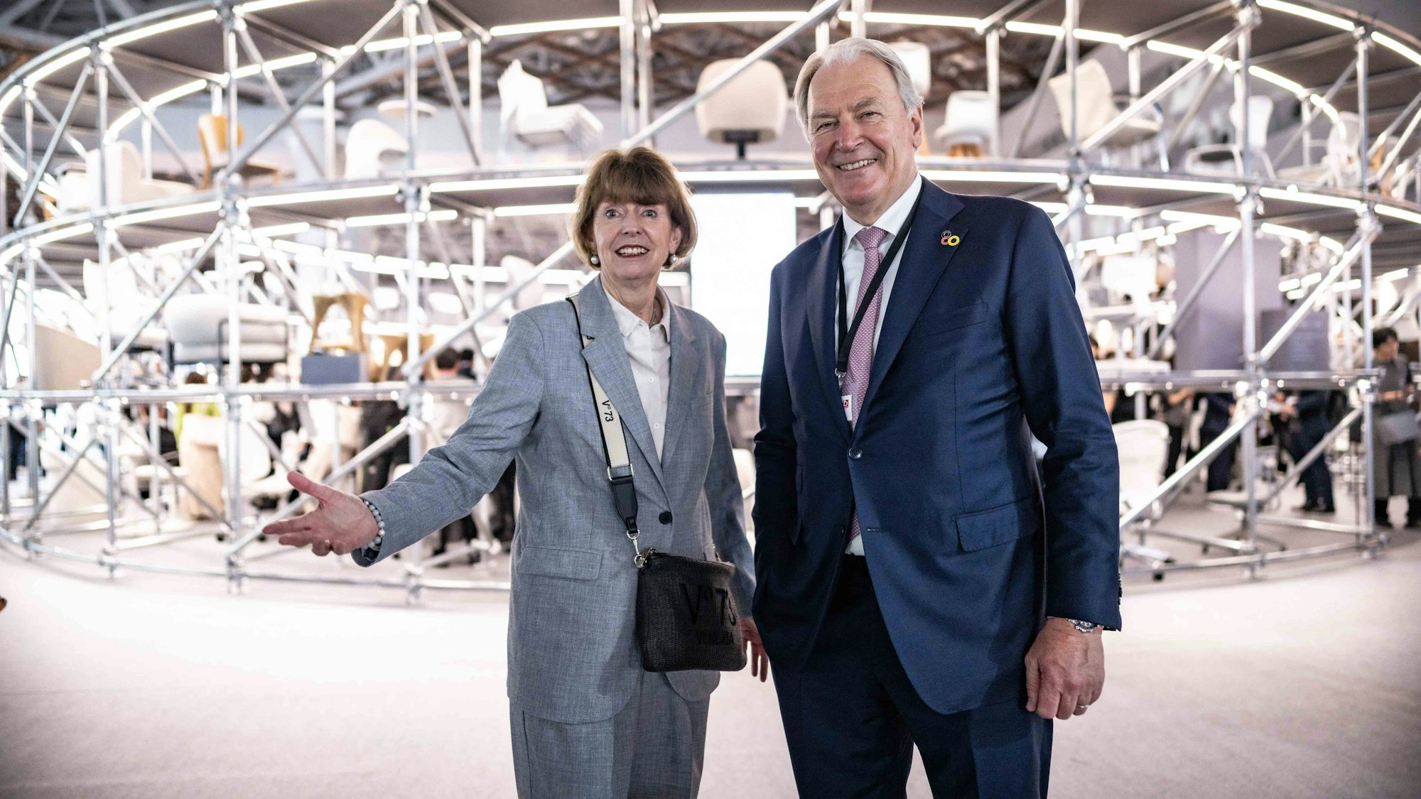 Kölns Oberbürgermeistern Henriette Reker und Messechef Gerald Böse haben die Orgatec in Japan eröffnet.