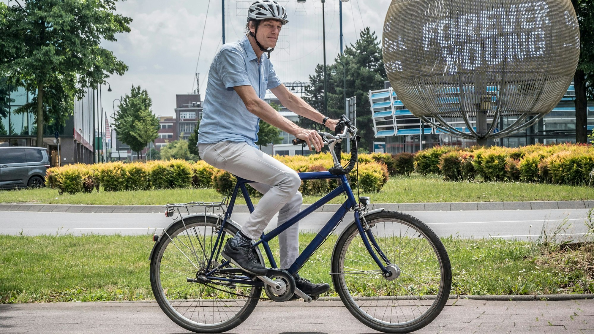 Peter Seidel in Leverkusen auf dem Rad