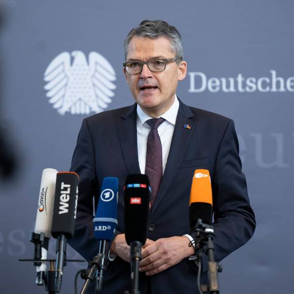 Roderich Kiesewetter (CDU), stellvertretender Vorsitzender des Parlamentarischen Kontrollgremiums spricht vor Beginn der öffentlichen Anhörung im Bundestag mit den Medienvertretern. (Archivbild)