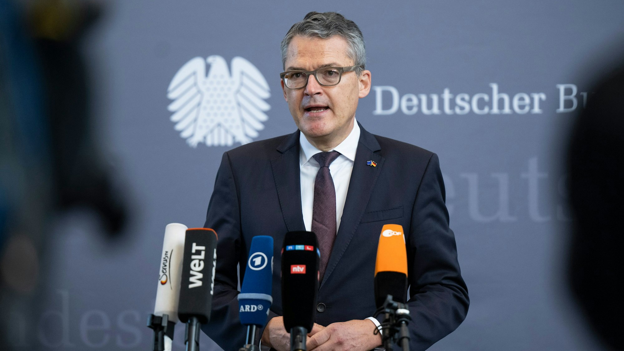 Roderich Kiesewetter (CDU), stellvertretender Vorsitzender des Parlamentarischen Kontrollgremiums spricht vor Beginn der öffentlichen Anhörung im Bundestag mit den Medienvertretern. (Archivbild)