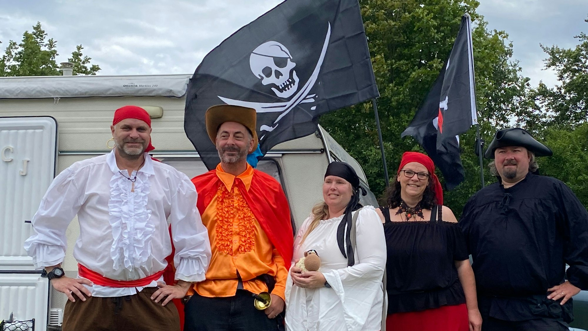 Das ist die Piraten-Crew: Alexander Klein (links, alias Jack Sparerib), gehört zu den Organisatoren der „Piratemania“, dem Geocacher-Treffen in Waldbröl. Dieses findet am ersten Juli-Wochenende dort im Naturerlebnispark Panarbora statt.