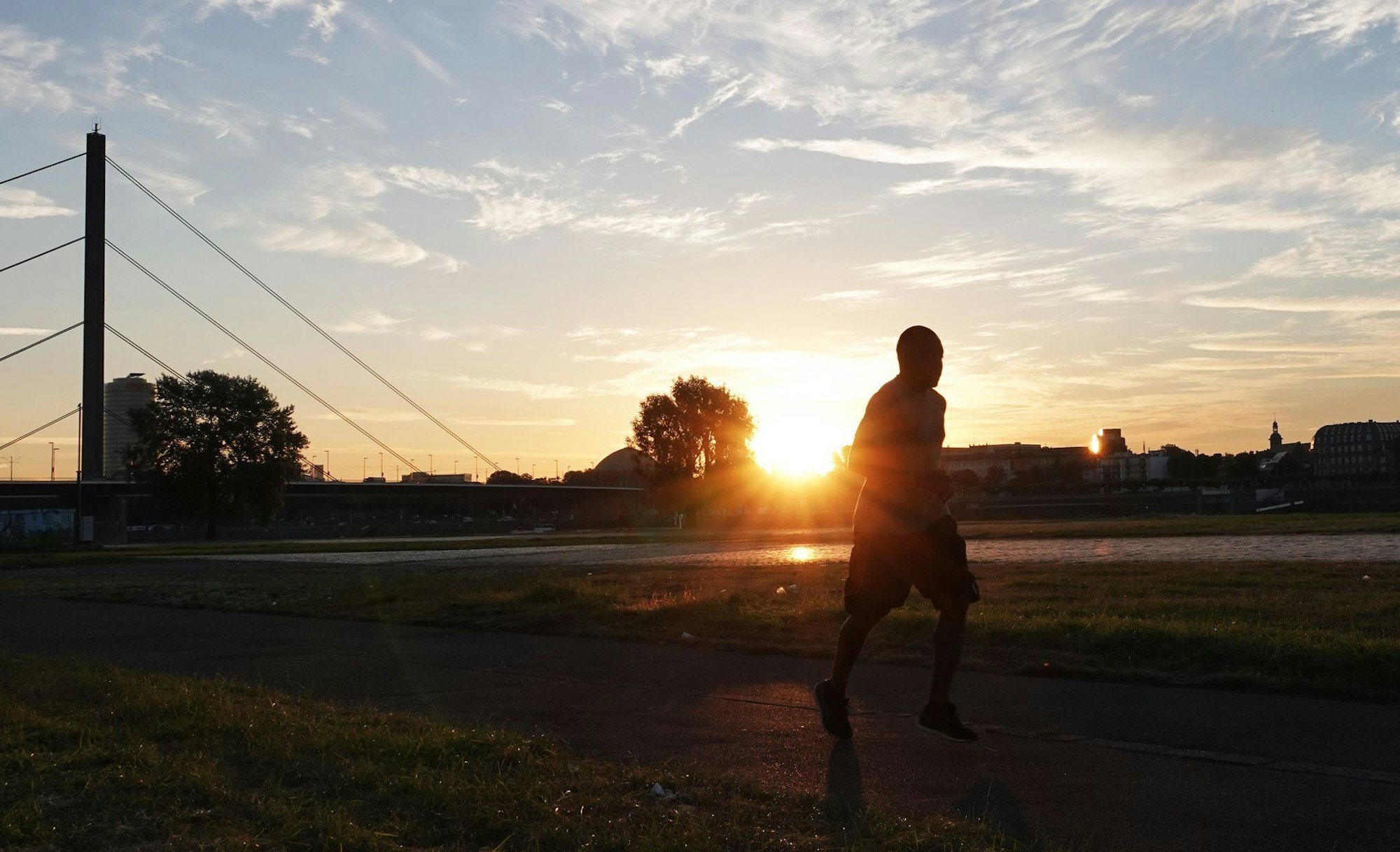 Ein Jogger in Düsseldorf: Auch Sport kann an extremen Hitzetagen gefährlich werden.