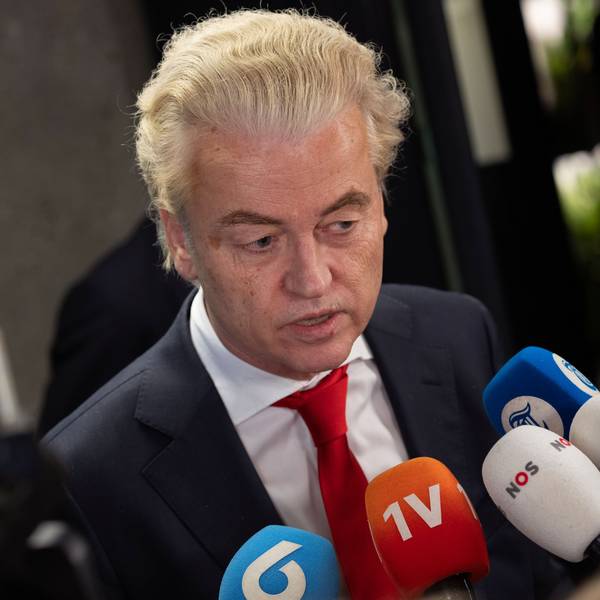 ARCHIV - 24.11.2023, Niederlande, Den Haag: Geert Wilders, Vorsitzender der rechtsextremen Partei PVV (Partei für die Freiheit), spricht mit Journalisten. (zu dpa: «Wilders: Ohne Asyl-Stopp Austritt aus der Regierung») Foto: Peter Dejong/AP/dpa +++ dpa-Bildfunk +++