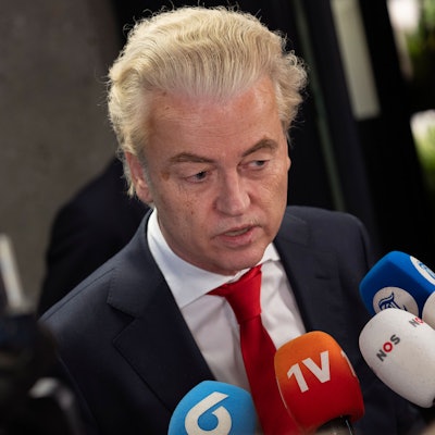 ARCHIV - 24.11.2023, Niederlande, Den Haag: Geert Wilders, Vorsitzender der rechtsextremen Partei PVV (Partei für die Freiheit), spricht mit Journalisten. (zu dpa: «Wilders: Ohne Asyl-Stopp Austritt aus der Regierung») Foto: Peter Dejong/AP/dpa +++ dpa-Bildfunk +++
