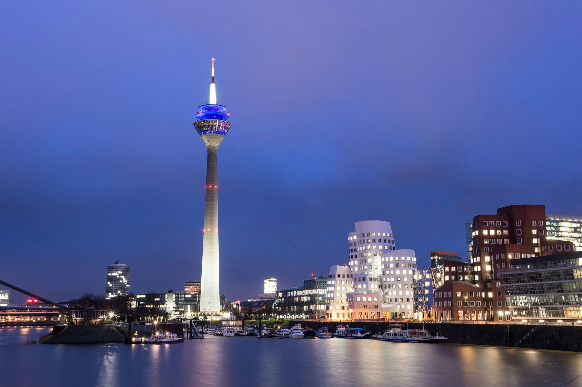 Der Rheinturm prägt die Düsseldorfer Skyline. (Archivbild)