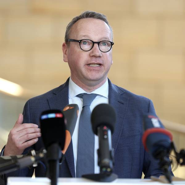 Benjamin Limbach (Büdnis 90/Die Grünen, l), Justizminister von Nordrhein-Westfalen, gibt im Landtag eine Pressekonferenz.