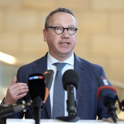 Benjamin Limbach (Büdnis 90/Die Grünen, l), Justizminister von Nordrhein-Westfalen, gibt im Landtag eine Pressekonferenz.
