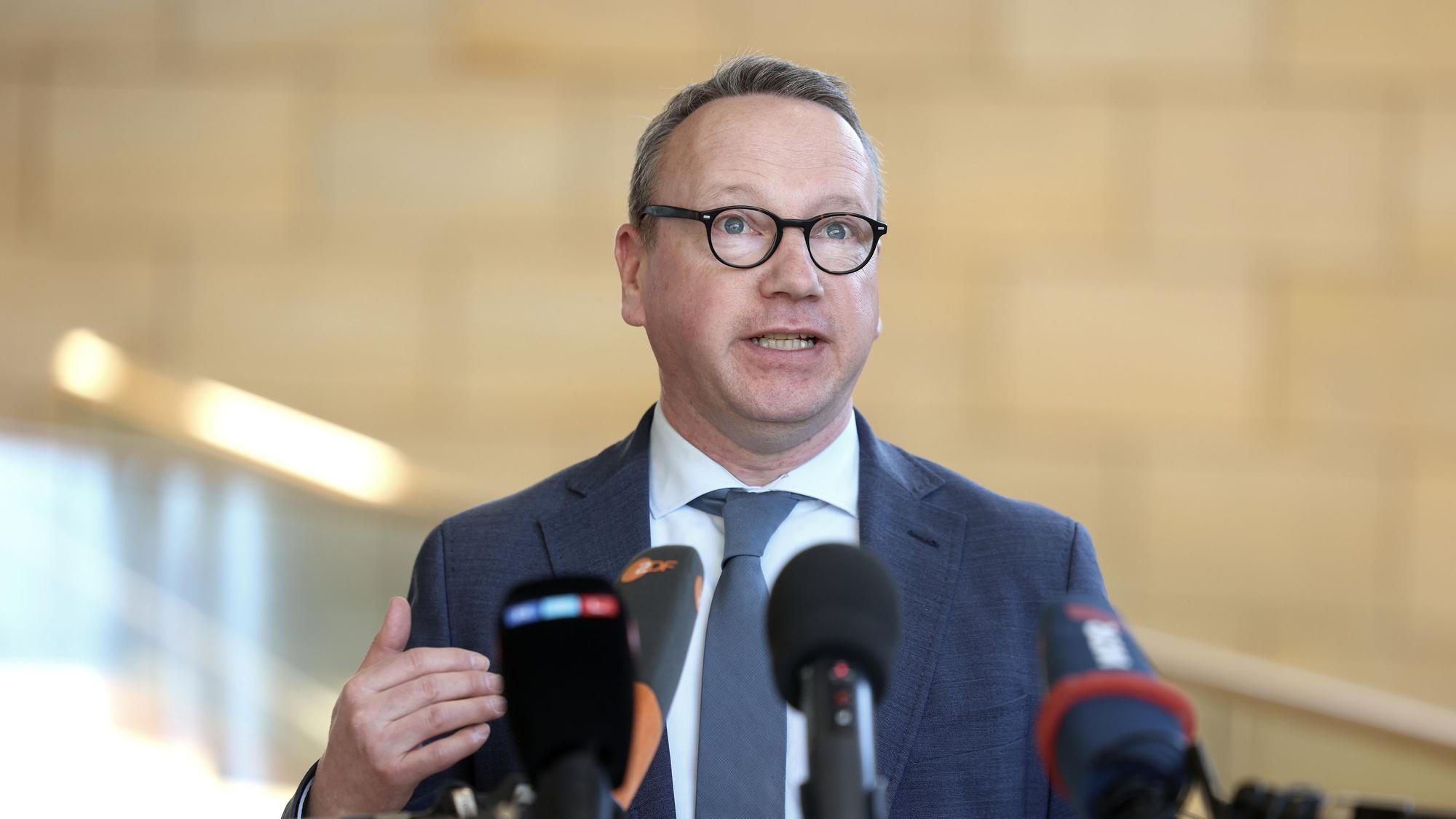 Benjamin Limbach (Büdnis 90/Die Grünen, l), Justizminister von Nordrhein-Westfalen, gibt im Landtag eine Pressekonferenz.
