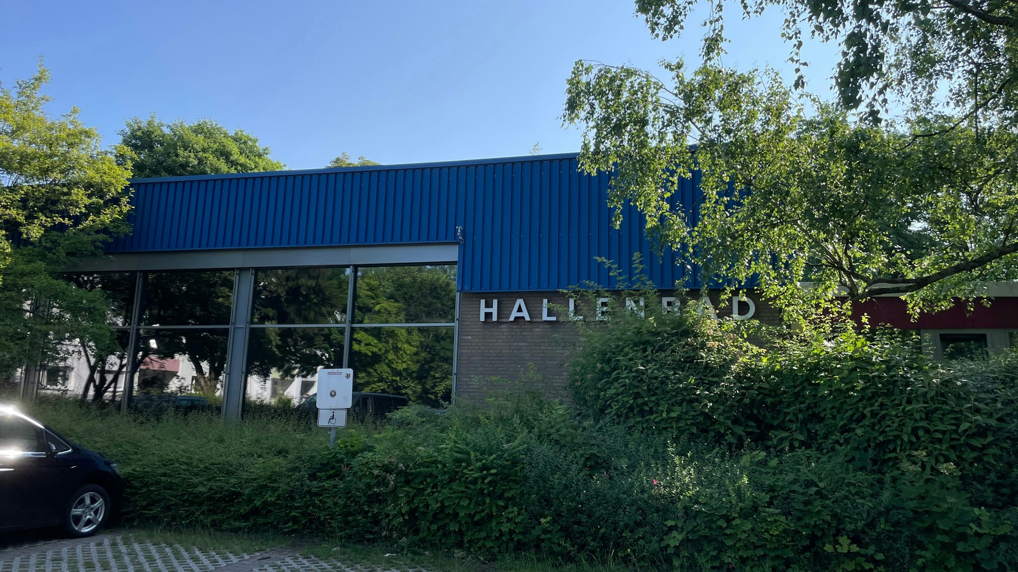 Schwimmbad von außen