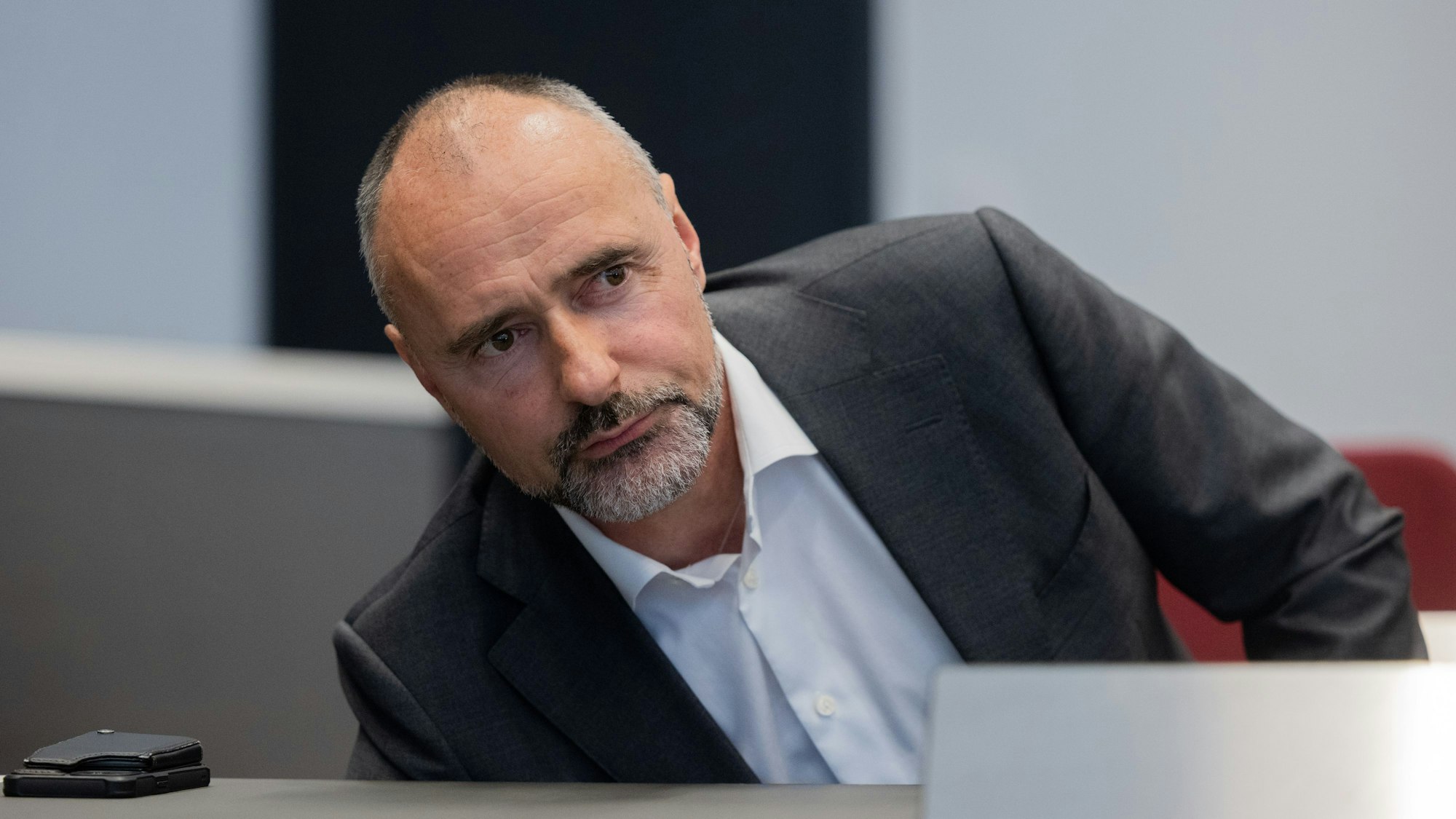 Der angeklagte Rechtsanwalt Kai-Uwe Steck sitzt im Gerichtssaal der Siegburger Außenstelle des Landgerichts Bonn.