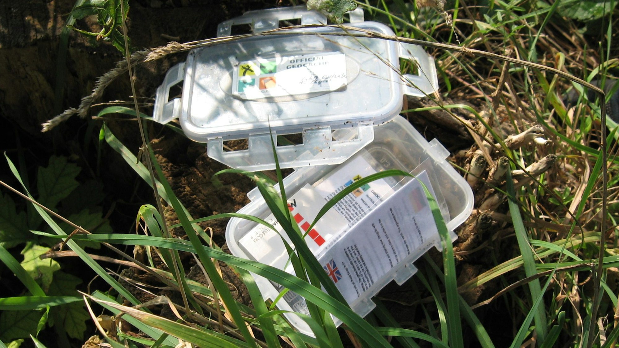 So zum Beispiel sieht ein Cache aus, nachdem ihn jemand gefunden und geöffnet hat. Auch auf dem Gelände von Panarbora in Waldbröl soll ein solcher Schatz versteckt werden. Das Foto zeigt eine offene Box in einer Wiese.