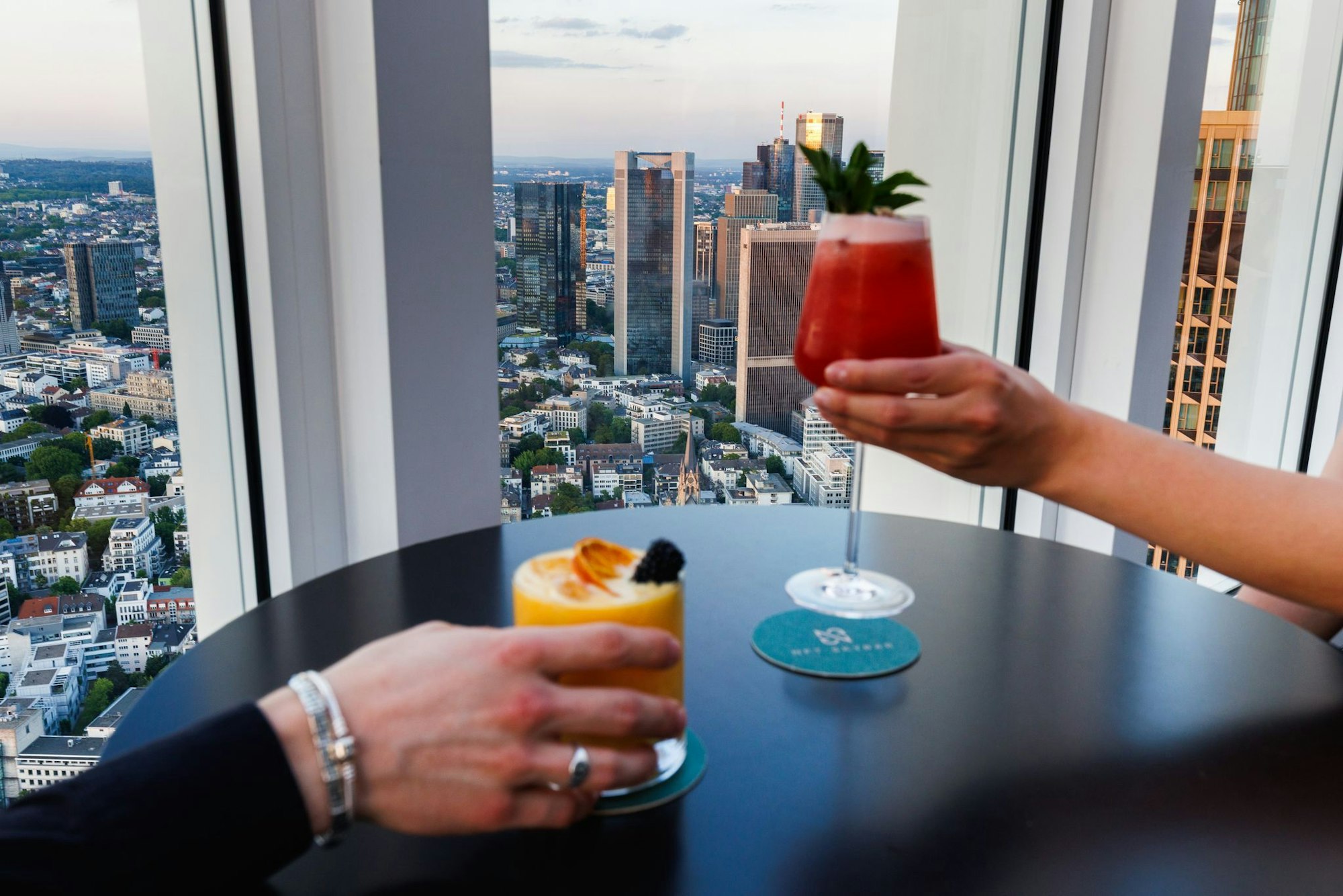 Drinks mit View: Cocktails werden in der «NFT-Skybar» vor der Kulisse der Frankfurter Skyline serviert.