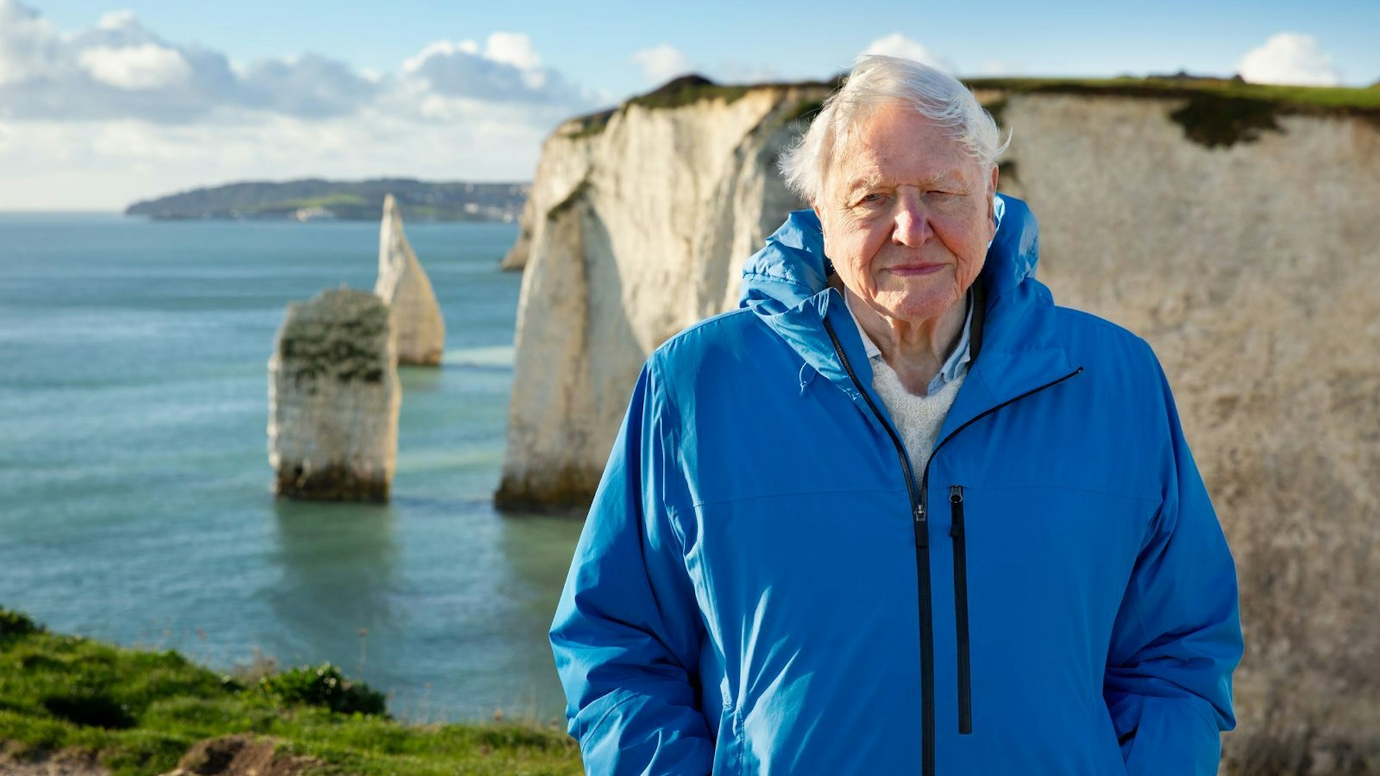 Sir David Attenborough leiht dem Kooperationsprojekt „Ozeane mit David Attenborough“ mit National Geographic seine Stimme. Zu Beginn seines Lebens war der Meeresboden weitgehend unerforscht. Der heute 99-Jährige präsentiert nun die atemberaubenden wie schockierenden Ergebnisse eines Jahrhunderts der Entdeckung. (Bild: National Geographic)