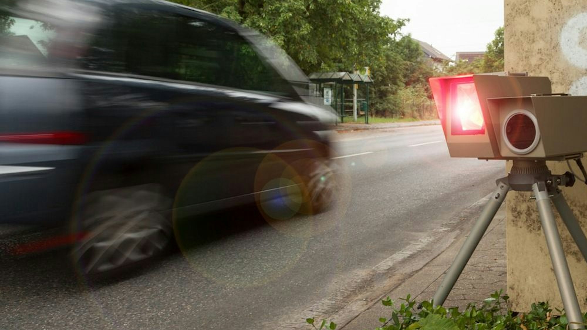 Messgerät der Polizei bei einer Geschwindigkeitskontrolle in Monheim, bei der 137 Autofahrer zu schnell unterwegs waren.