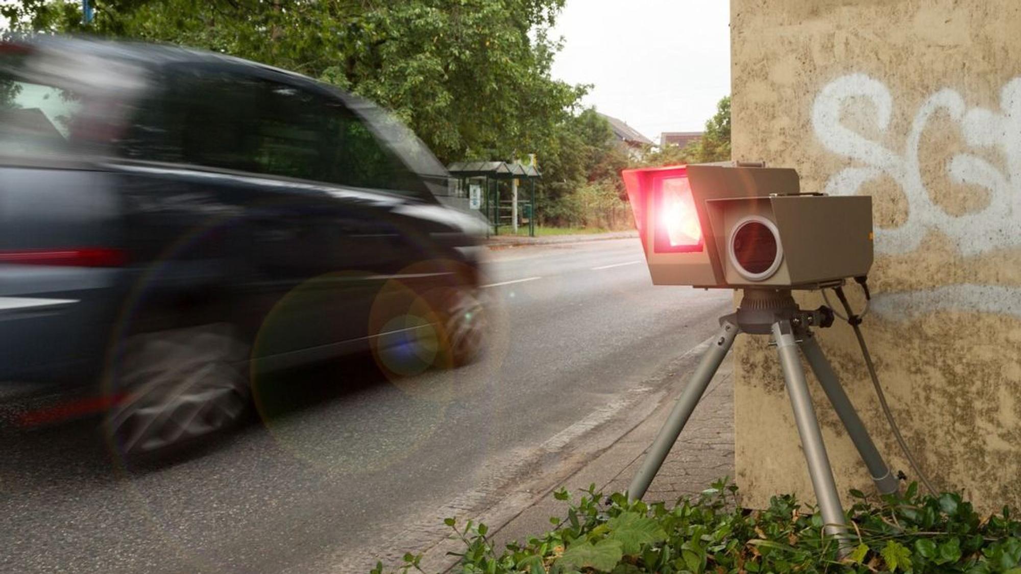 Messgerät der Polizei bei einer Geschwindigkeitskontrolle in Monheim, bei der 137 Autofahrer zu schnell unterwegs waren.