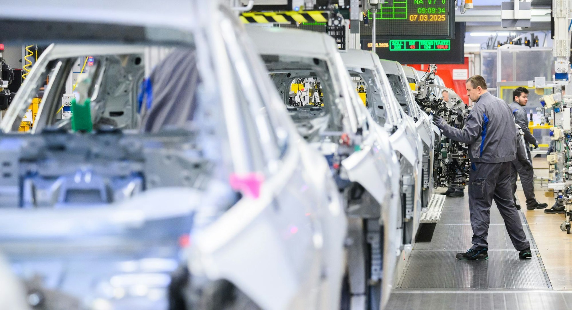 VW-Produktion in Wolfsburg: VW will bis 2030 deutschlandweit jede vierte Stelle streichen. (Archivfoto)