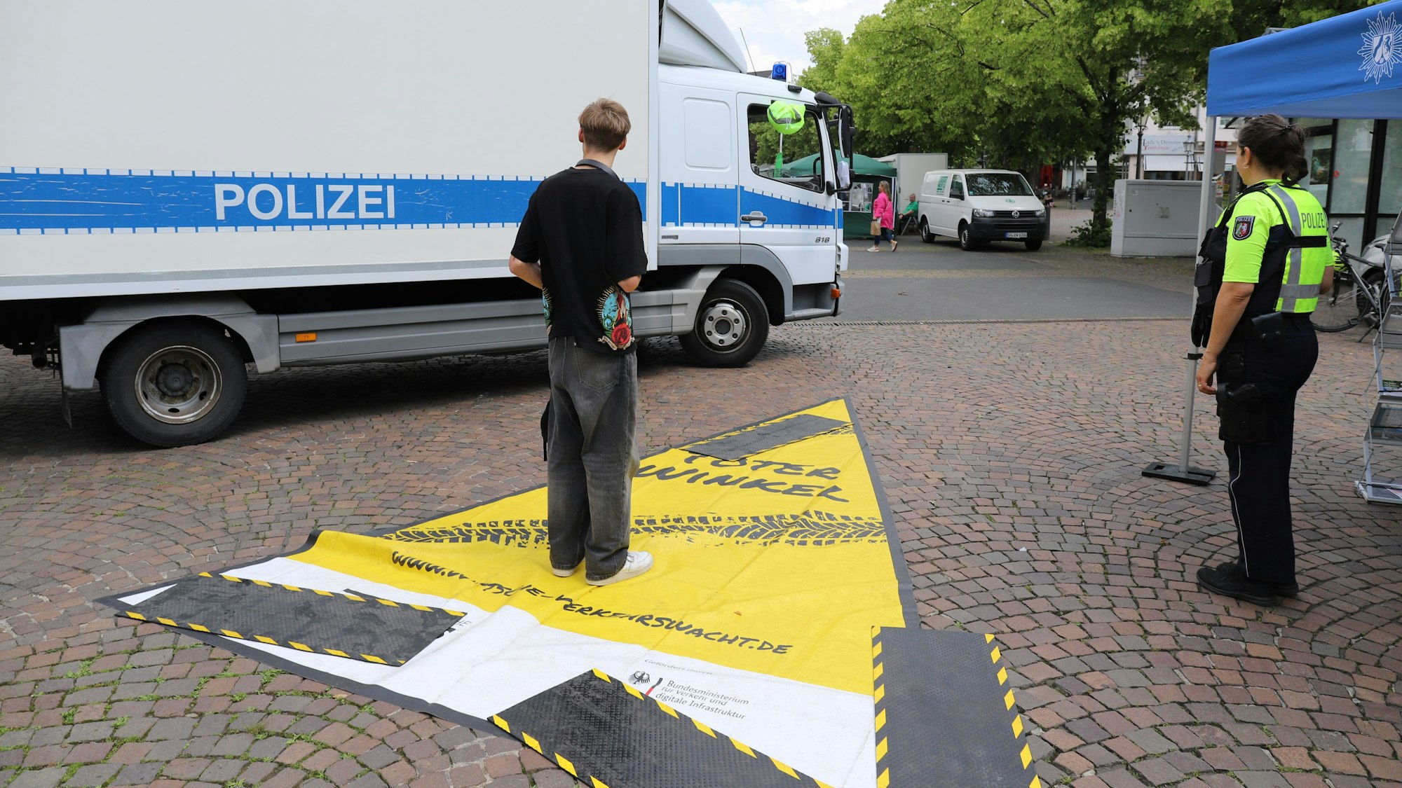 Die komplette Fläche der ausgelegten Plane ist im Rückspiegel des Lastwagens nicht zu sehen - der tote Winkel.