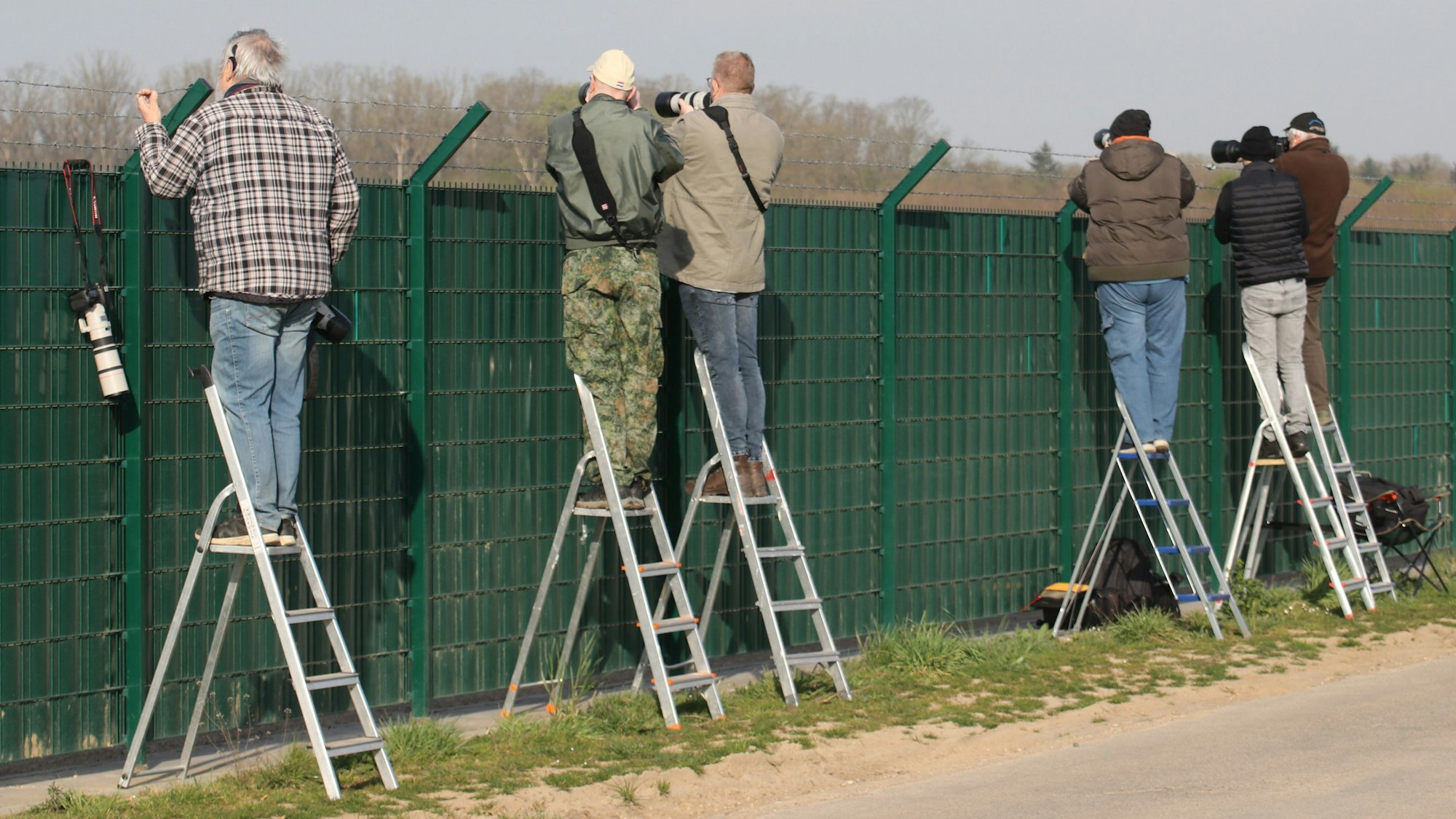 Ohne Leiter geht es nicht mehr, seit der neue engmaschige Zaun zum Teil mit Sichtschutz installiert wurde.