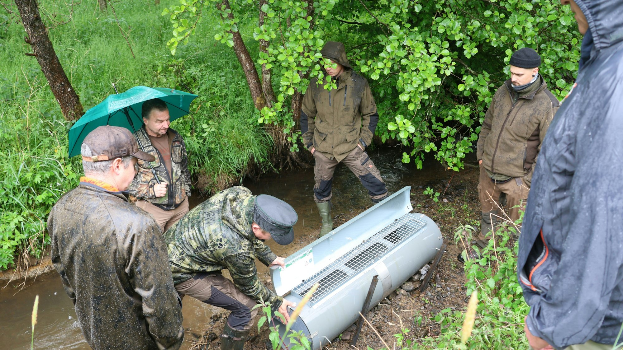 Benjamin Siebrecht demonstriert die Funktionsweise einer speziell für Waschbär und Nutria konzipierten Falle.