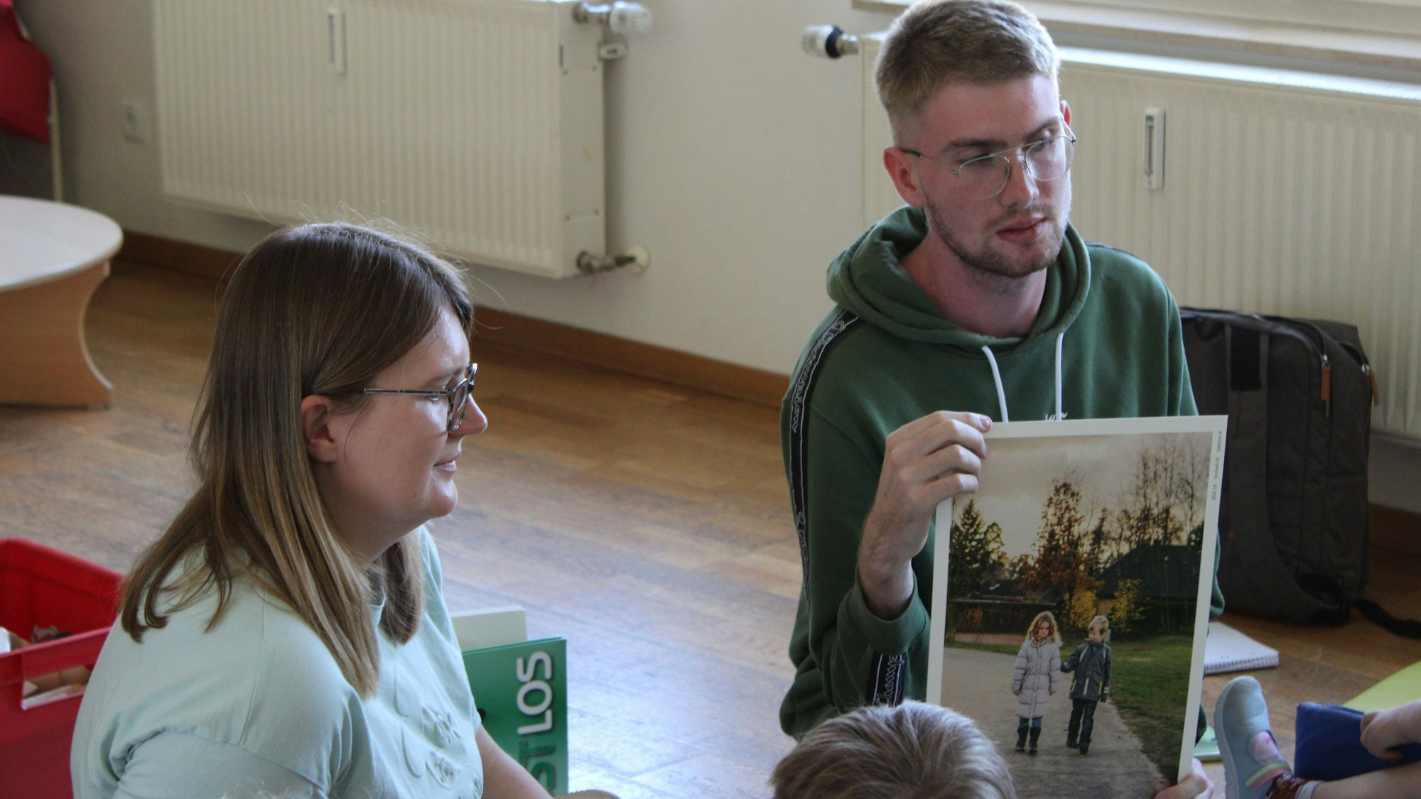 Der Erzieher Alexander Marbach spricht mit den Kindern im Morgenkreis über den Umgang mit Konflikten.