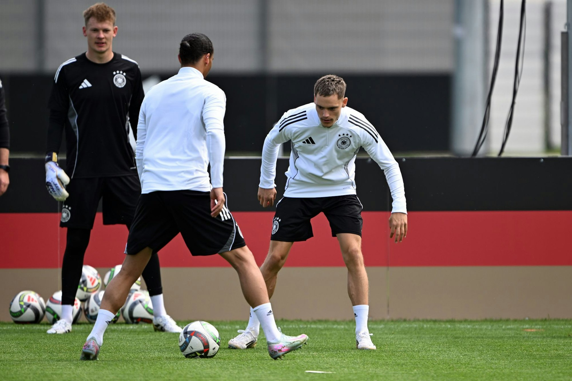 Abschlusstraining auf Top-Rasen: Florian Wirtz (r), Leroy Sané (M) und Torwart Alexander Nübel.