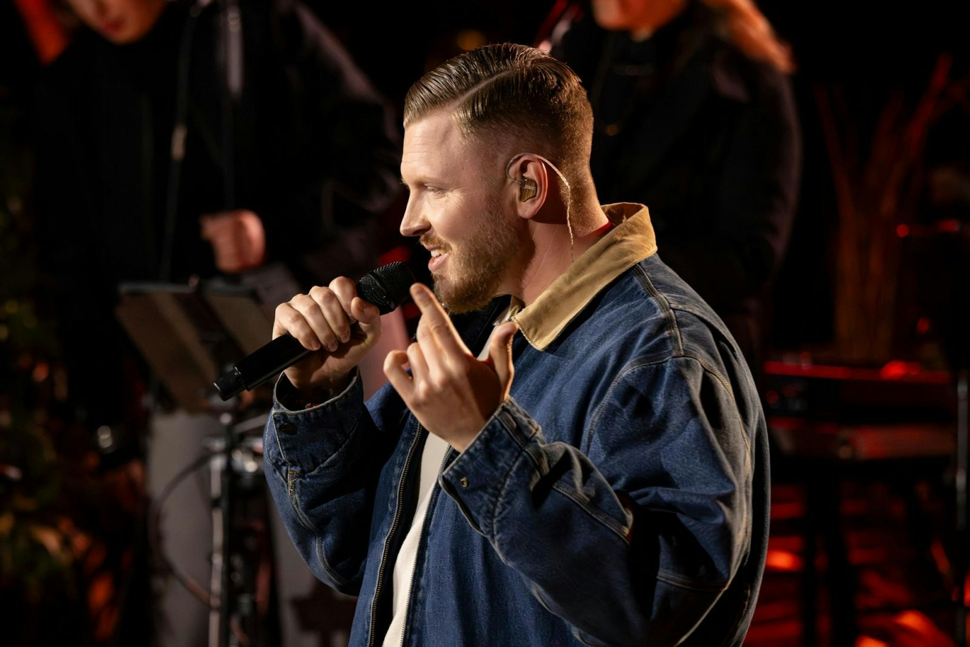 Rapper FiNCH wünschte sich in seiner Version von „Sommer, Sonne, Depressionen“ wieder 20 zu sein. (Bild: RTL / Markus Hertrich)