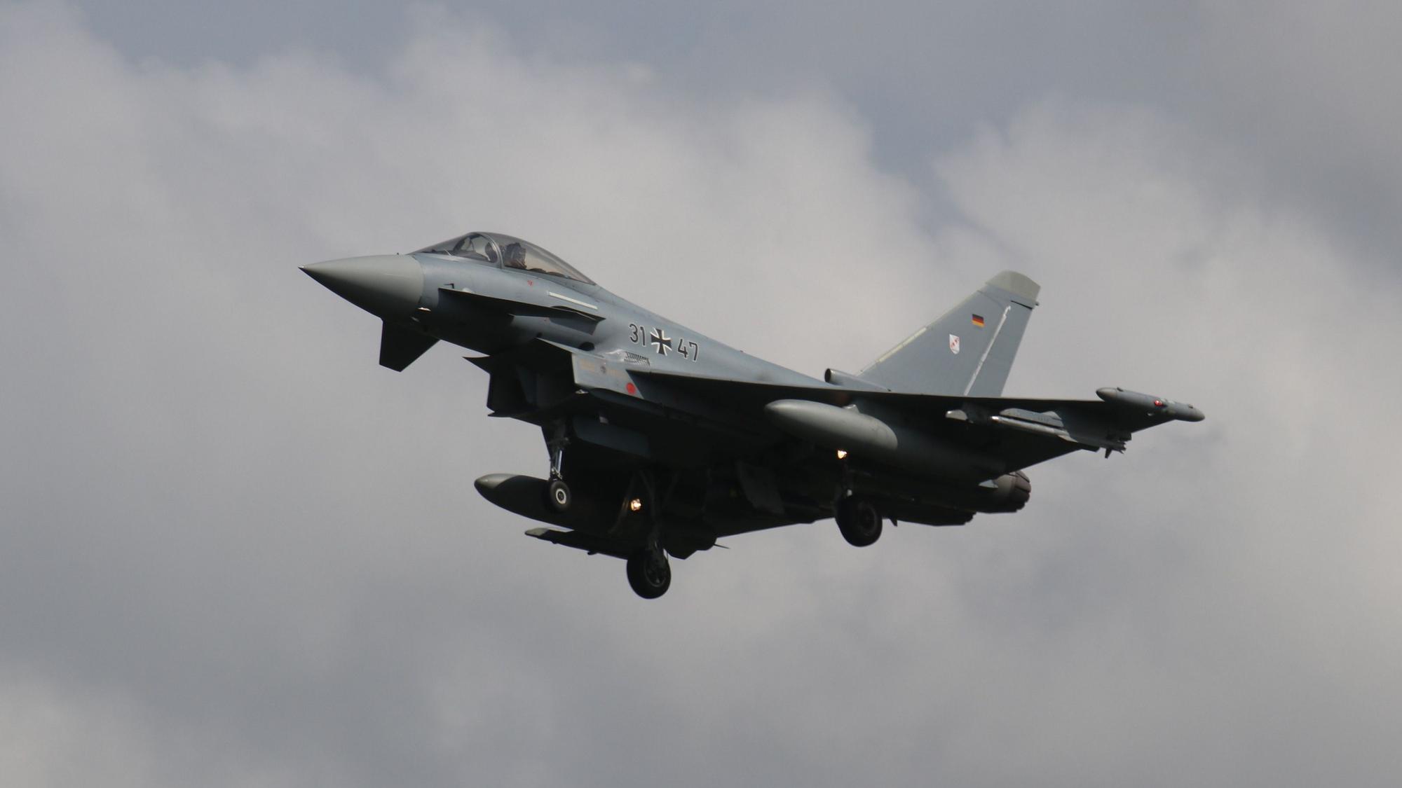 Das Foto zeigt einen Kampfjet in der Luft.