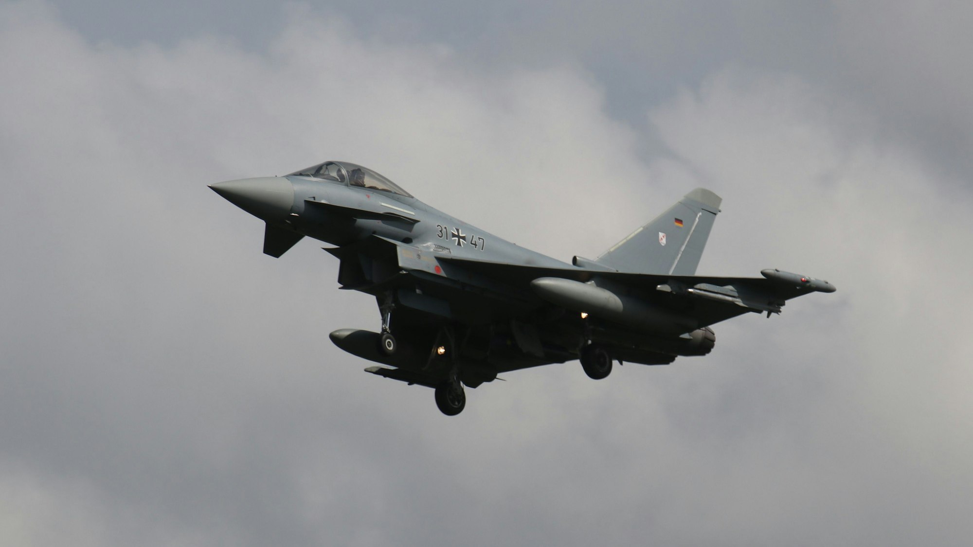 Das Foto zeigt einen Kampfjet in der Luft.