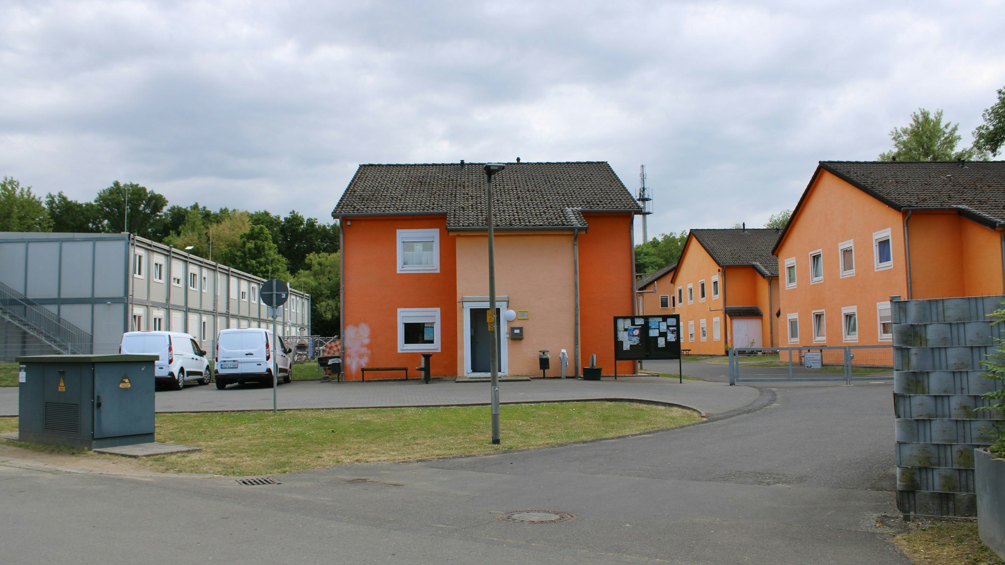 Für die Geflüchtetenunterkunft am Dammweg muss der Sicherheitsdienst neu besetzt werden. Über den Umfang hat der Ausschuss jetzt entschieden.