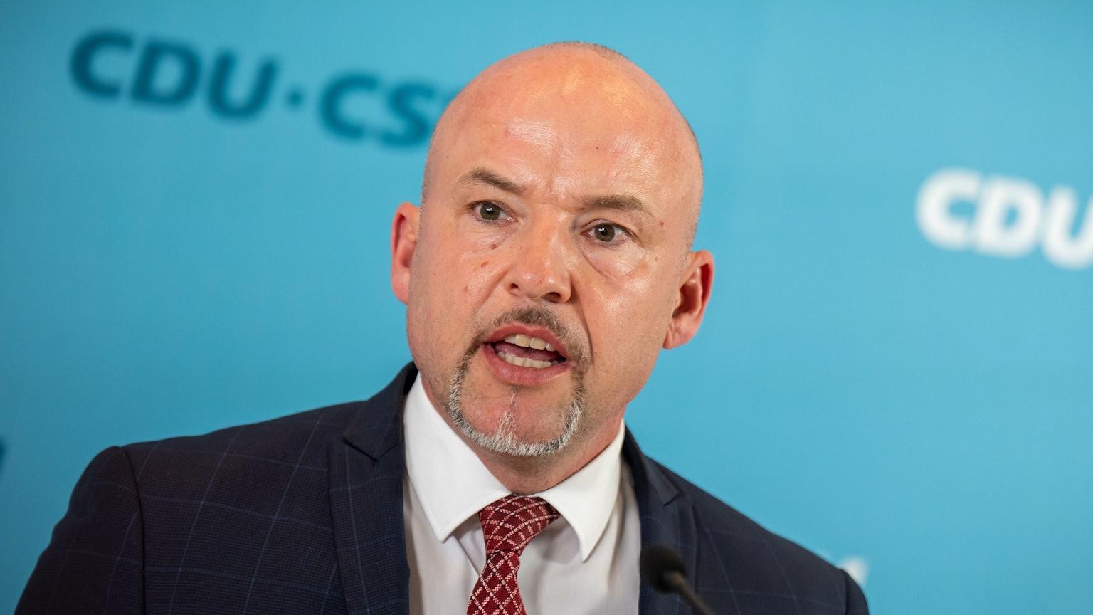 Obwohl Kirchen den Schutz der Familie gemäß Grundgesetz betonen, verteidigt CSU-Politiker Alexander Hoffmann die temporäre Aussetzung des Familiennachzugs.