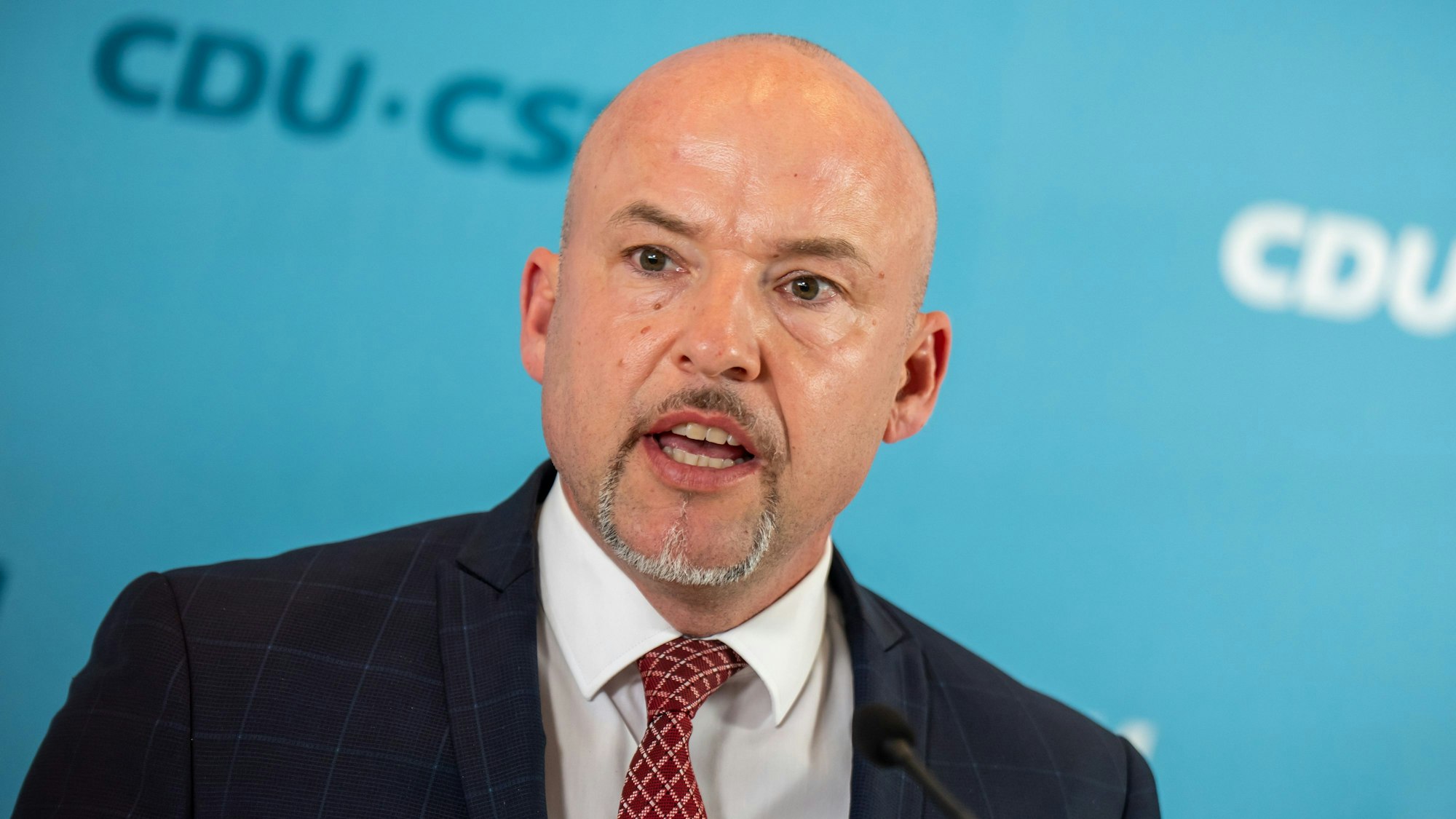 Obwohl Kirchen den Schutz der Familie gemäß Grundgesetz betonen, verteidigt CSU-Politiker Alexander Hoffmann die temporäre Aussetzung des Familiennachzugs.