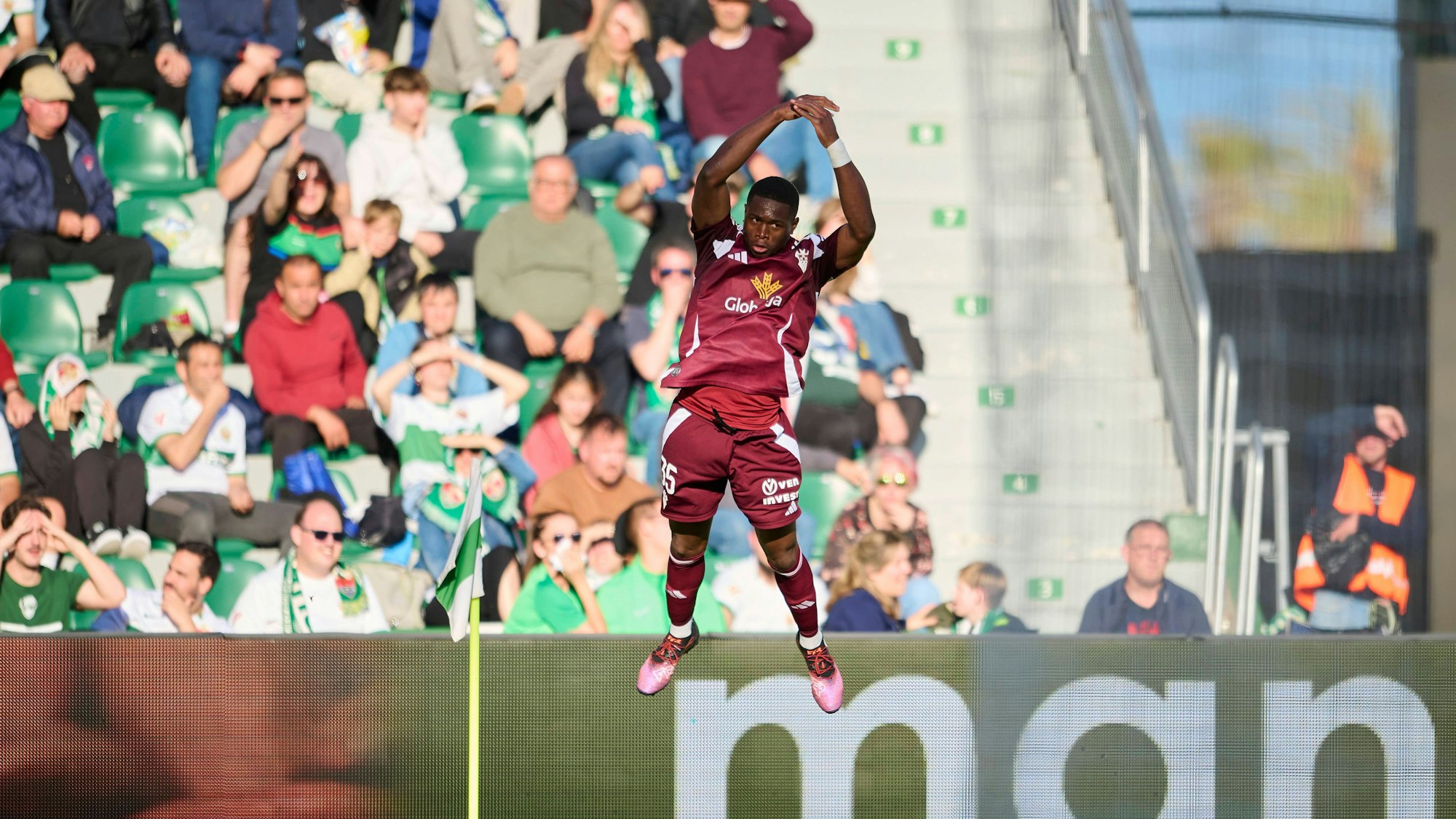 Christian Kofane feiert akrobatisch