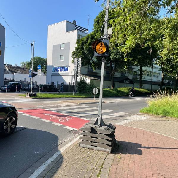 Berliner Kissen, eine Warnleuchte und Markierungen: Seit einem tödlichen Unfall in Leverkusen-Opladen, bei der eine Elfjährige ums Leben kam, hat sich innerhalb kurzer Zeit einiges getan am Kreisel Berliner Platz.