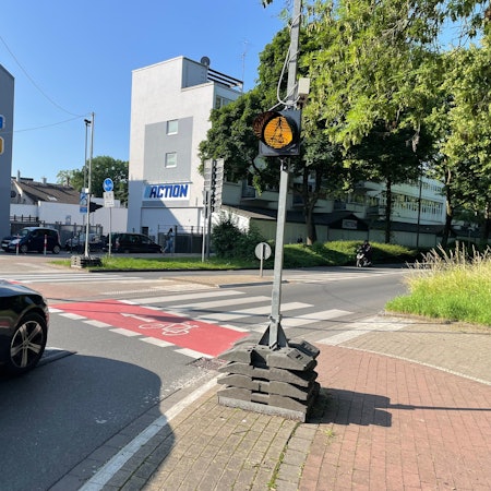 Berliner Kissen, eine Warnleuchte und Markierungen: Seit einem tödlichen Unfall in Leverkusen-Opladen, bei der eine Elfjährige ums Leben kam, hat sich innerhalb kurzer Zeit einiges getan am Kreisel Berliner Platz.